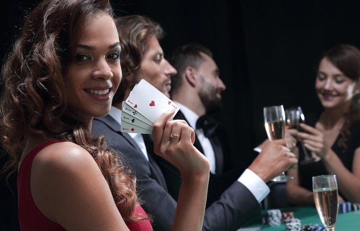 Dealer mujur 505 menampilkan Super Sic Bo dengan tiga dadu dalam wadah bening di bawah cahaya studio profesional
